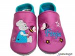 Lederpuschen flieder-türkis, rechts Stickerei Maus Blume (Kleid türkis-rosa-bordeauxe, Blume bordeauxe-dunkelgelb-hellgrün, Schmetterling bordeauxe-rosa-schwarz); links Namen türkis/Schrift 3 Schmetterling und Stern grau
